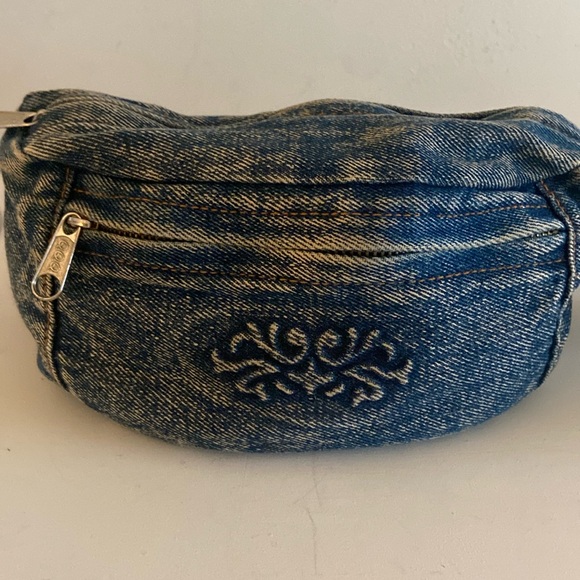 Pacific Connections denim hip bag with adjustible strap front zip close pocket - Picture 2 of 16